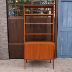 スウェーデン製のチーク材 ブックシェルフです。シンプルでスッキリとした北欧家具らしいオープンシェルフ。ハイタイプなので店舗などの飾り棚にもおススメのヴィンテージ本棚です。CI202