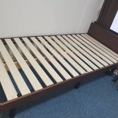 木製のシングルベッド (解体済み)