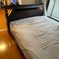 【取引決まりました】ダブルベッド　フレーム&マットレス　収納付き