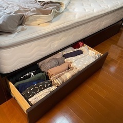 【取引決まりました】ダブルベッド　フレーム&マットレス　収納付き