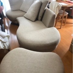 ソファー3人掛け、オットマン付き