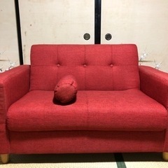 赤いソファー2人用、フラットになります