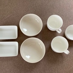 白い陶器の食器（無印良品）