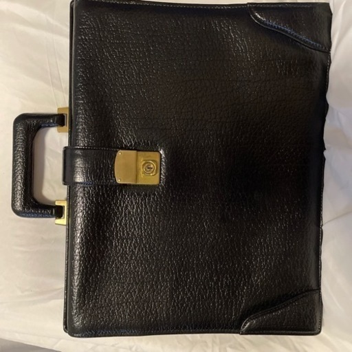 新品未使用品で使いやすいビジネスバックです。