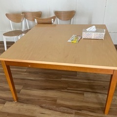 大き目　正方形のテーブルと　椅子４脚