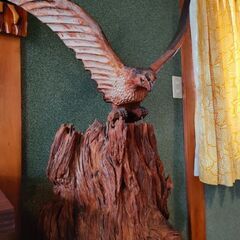 木彫りの鷹の置き物