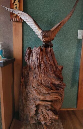 木彫りの鷹の置き物