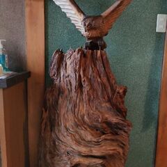 木彫りの鷹の置き物