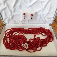天然の赤珊瑚のネックレスとイヤリング
