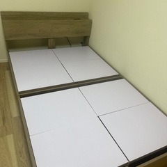 ほぼ新品の収納付きセミダブル＆コンセント付きベット