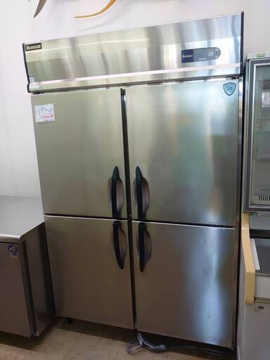 中古　冷蔵庫①　業務用縦型４枚扉　現状店頭渡