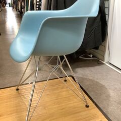 【トレファク熊谷駅前店】Herman Miller アームシェルチェア ライトブルー のご紹介です！ トレファク熊谷駅前店】Herman Miller アームシェルチェア ライト