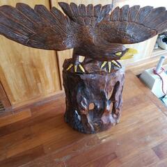 木彫りの鷹の置物
