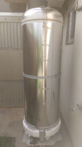 ステンレス製貯水タンク  雨水貯水 家庭菜園用プランター バーベキューコンロ製作  燻製ロースター製作等に 。但し前記のいずれの場合にも改造が必要です。例えば雨水の貯水タンクとして使用する場合には蛇口の取付、雨水の取水口、満水時の排水口の取付が必要です。