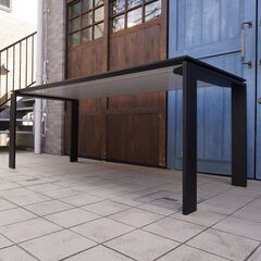 イタリアのメーカーKartell(カルテル)社のフェルーチョ・ラヴィアーニ デザインのFour(フォー) ダイニングテーブル/ブラックです。リビングだけでなく、ワーキングスペースにもオススメ。CI233