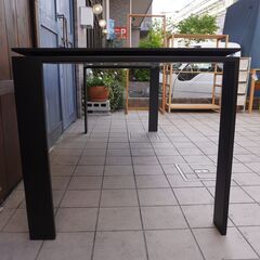 イタリアのメーカーKartell(カルテル)社のフェルーチョ・ラヴィアーニ デザインのFour(フォー) ダイニングテーブル/ブラックです。リビングだけでなく、ワーキングスペースにもオススメ。CI233