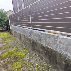 モルタル塗ったフェンスの土台にタイル張り
