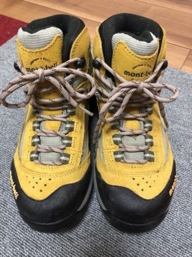モンベルのGORE-TEXの登山靴23.5cmです