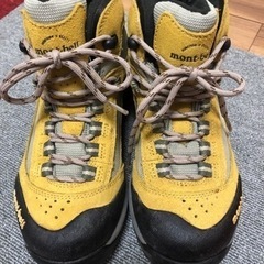 モンベルのGORE-TEXの登山靴23.5cmです
