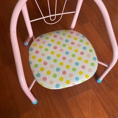 ピンクの子供椅子
