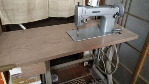 [ジャノメミシン]職業用ミシン（足踏み式）766型