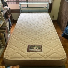 綺麗です。シングルマットと収納付きシングルベッド