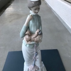 リヤドロ】犬を抱く女の子 愛くるしい