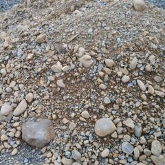 盛土、大小の石が混ざってますがキレイな土です