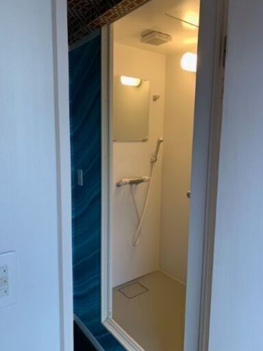 再値下げ！　木造小型ハウス（約4坪）＊シャワー・トイレ付　値下げ！しました！運搬費格安ご提供！ 再値下げ！ 木造小型ハウス（約4坪）＊シャワー・トイレ付 値下げ