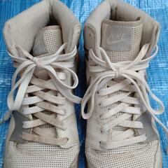 白のNIKEの靴
