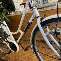 タイヤ・チューブ新品！】LEDオートライト 6段変速 27インチ自転車 白