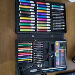 クレヨンやペン、色鉛筆のセット