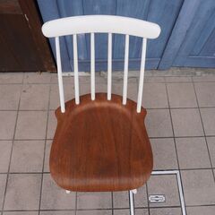 Ilmari Tapiovaara(イルマリ・タピオヴァーラ)デザインのペリマンニチェアー/ASKO(アスコ)社です。チーク座面の愛らしい北欧ビンテージ家具ダイニングチェアーをインテリアに。CI302