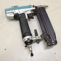makita マキタ 50mm 常圧 仕上釘打機 AF502 (D4595hxY)
