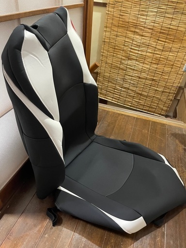 c-hr シートカバー　白、黒、赤