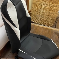 c-hr シートカバー　白、黒、赤