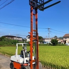 日産フォークリフト 3 トン ガソリン、3 レバー ヒンジ付き。 型式: RGH02 ハイマスト。 マストの高さ: 4500 mm