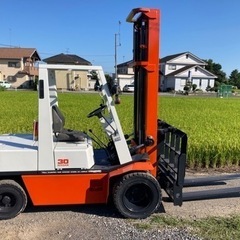 日産フォークリフト 3 トン ガソリン、3 レバー ヒンジ付き。 型式: RGH02 ハイマスト。 マストの高さ: 4500 mm