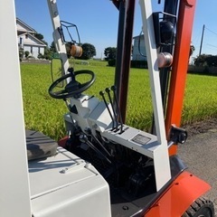 日産フォークリフト 3 トン ガソリン、3 レバー ヒンジ付き。 型式: RGH02 ハイマスト。 マストの高さ: 4500 mm