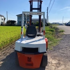 日産フォークリフト 3 トン ガソリン、3 レバー ヒンジ付き。 型式: RGH02 ハイマスト。 マストの高さ: 4500 mm