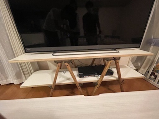 テレビ台(脚立と板を組み合わせたもの)