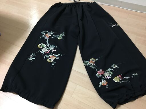 【豪華絢爛】着物リメイク　もんぺ　たっぷりバルーン裾　絹黒　梅の刺繍