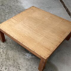 低いテーブル(おそらく手作り)