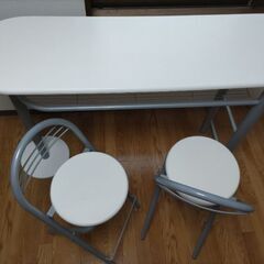 白いカウンターテーブル　折りたたみ椅子２脚