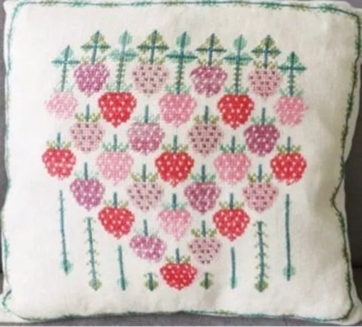 北欧 ヴィンテージ 刺繍 羽毛クッション Berry  苺柄