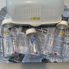 哺乳瓶×3、電子レンジ消毒器、乳首ブラシ、キャップ３つ