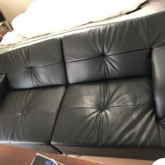黒の合成皮のソファー（フラットにしてペッドになります）