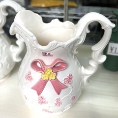 リボン飾りの陶器の花瓶/壺