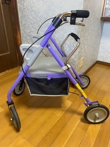 シルバーカー　歩行器　らくらくウォーカー