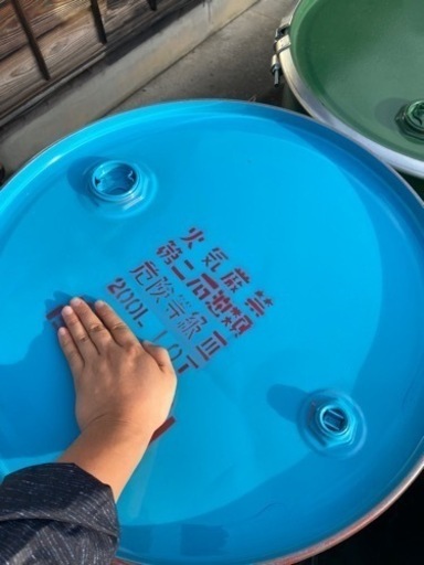 値下げ！8000円→6000円【呉西なら配送無料！残り3個】ポリタンク約10缶分　再生ドラム缶 呉西なら配送無料！残り3個→ラスト1個】灯油のタンクとして使えます